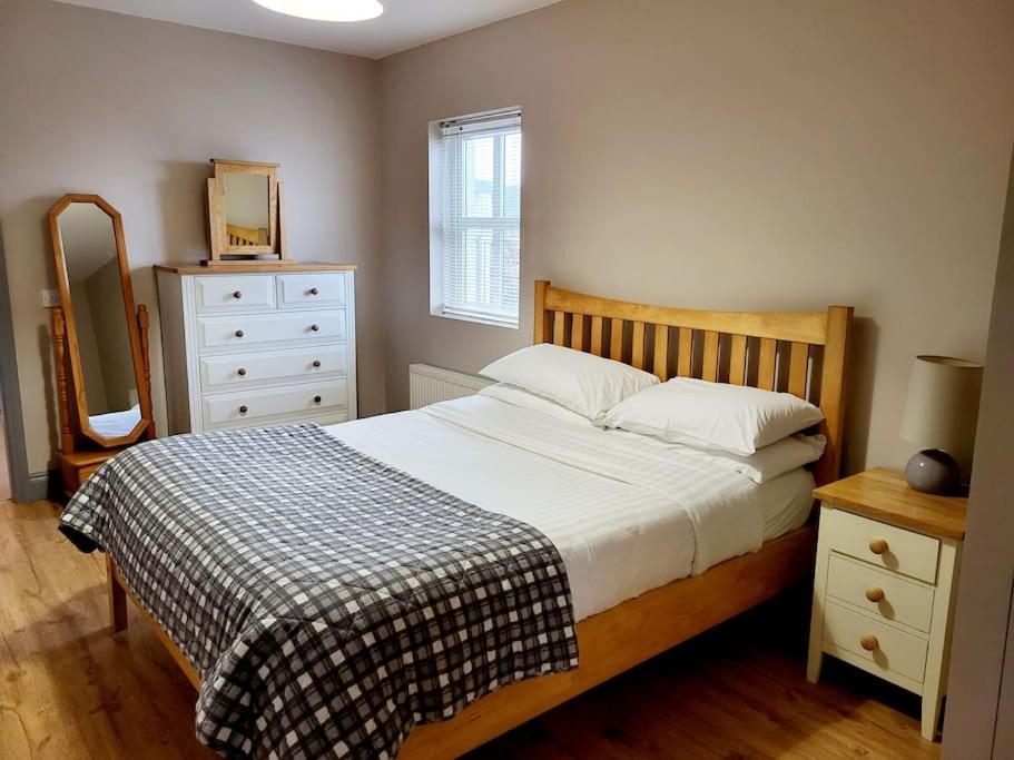Clairhouse Accommodation Лехинч Екстериор снимка