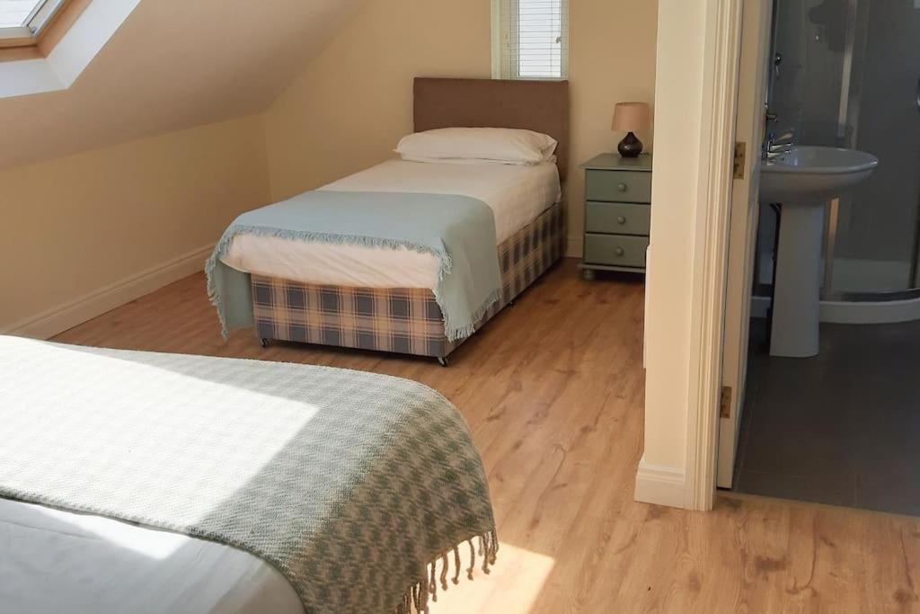 Clairhouse Accommodation Лехинч Екстериор снимка