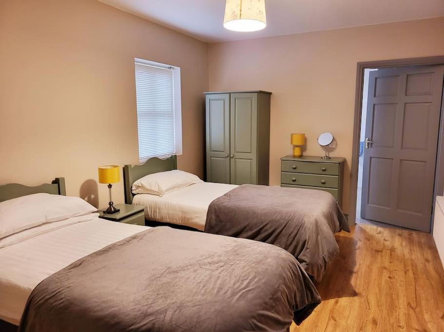 Clairhouse Accommodation Лехинч Екстериор снимка