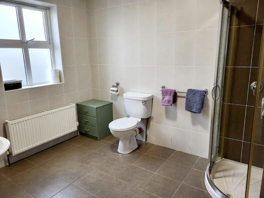 Clairhouse Accommodation Лехинч Екстериор снимка