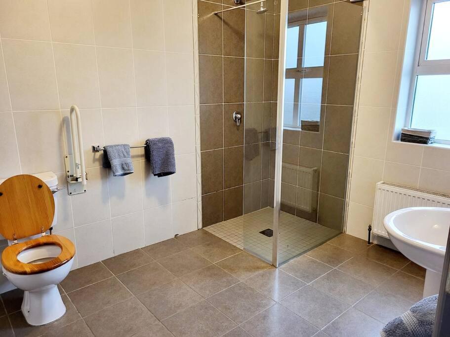 Clairhouse Accommodation Лехинч Екстериор снимка